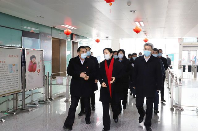市領(lǐng)導(dǎo)至車站走訪慰問和疫情防控、保供應(yīng)保安全保暢通工作督查